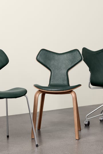 Grand Prix 4130 framsidesklädd stol - Pure Forest green-walnut - Fritz Hansen