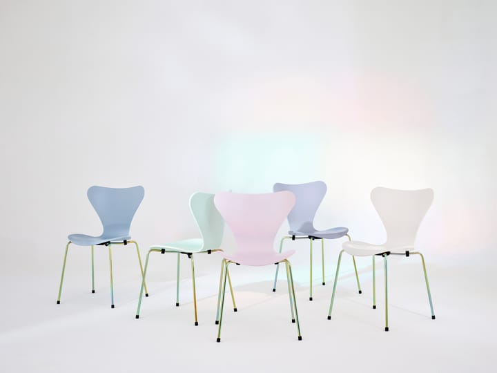 Sjuan 3107 7:14 AM stol, Pink-rainbow Fritz Hansen