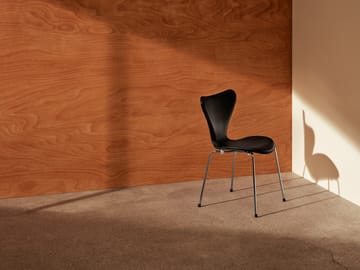 Sjuan 3107 framsidesklädd stol - Essential black läder-svart ask-krom - Fritz Hansen