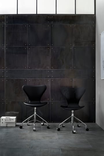 Sjuan 3117 helklädd kontorsstol kampanj hårda hjul - Leather wild black-chrome - Fritz Hansen