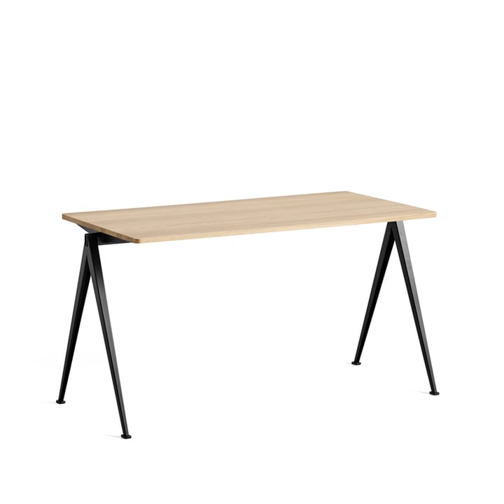 Pyramid 01 skrivbord - Oak matt lacqured-140x65cm-svart stålstativ - HAY