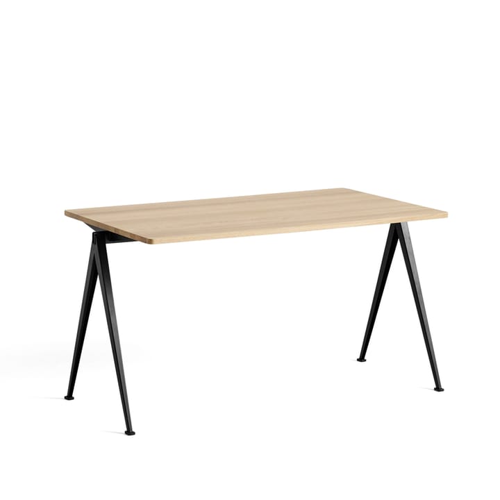 Pyramid 01 skrivbord - Oak matt lacqured-140x75cm-svart stålstativ - HAY