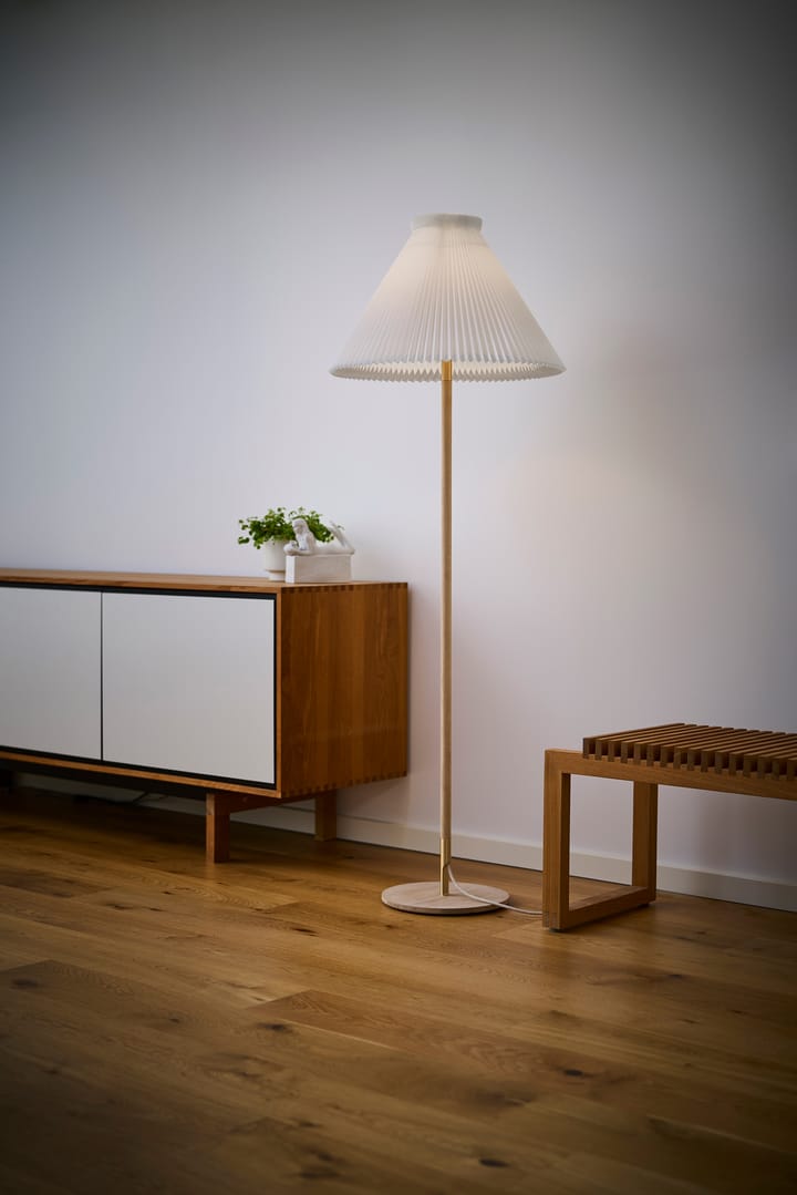 LK80 golvlampa 160 cm, Light oak-brass Le Klint