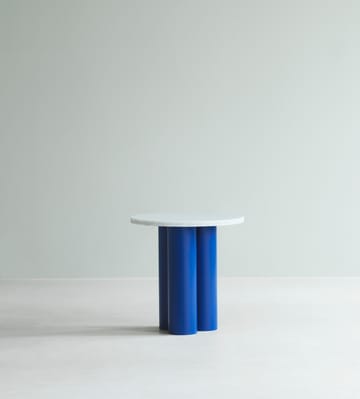 Dit sidobord Ø40 cm - White Carrara-bright blue - Normann Copenhagen