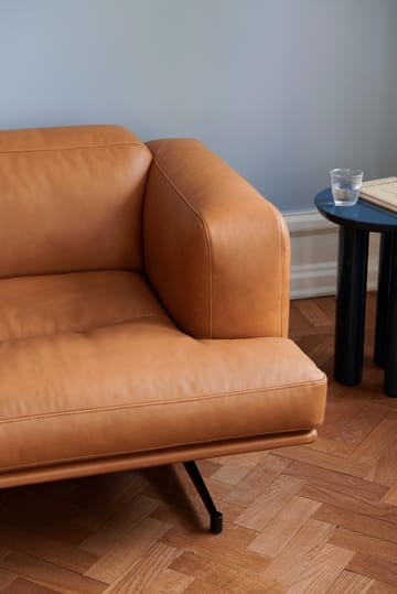 Inland AV23 3-sits soffa - Noble leather cognac-warm black - &Tradition