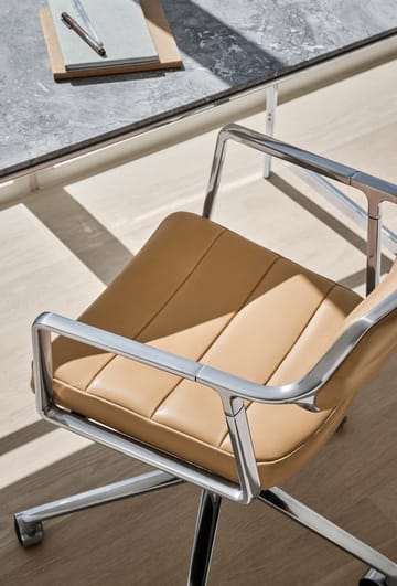 Vipp453 Swivel+ kontorsstol med hjul - Pol. aluminium-camel leather - Vipp