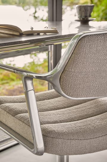 Vipp453 Swivel+ kontorsstol med hjul - Pol. aluminium-dark sand - Vipp