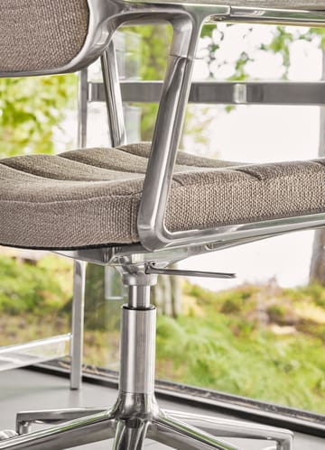 Vipp453 Swivel+ kontorsstol med hjul - Pol. aluminium-dark sand - Vipp