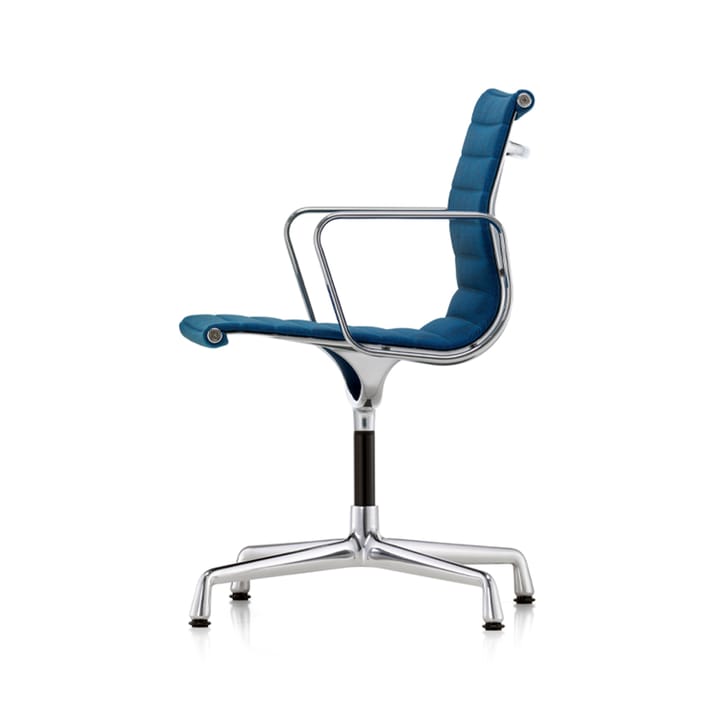 EA 104 karmstol - Hopsak 84 blue/moor brown-polerad aluminium - Vitra