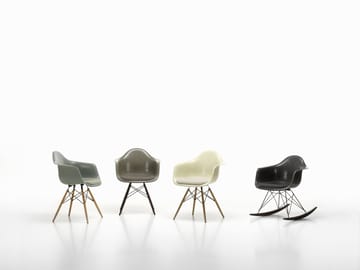 Eames Fiberglass Armchair DAW karmstol - parchment, askben - Vitra