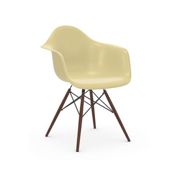 Eames Fiberglass Armchair DAW karmstol - parchment, brunbetsade lönnben - Vitra