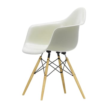 Eames Fiberglass Armchair DAW karmstol - parchment, lönnben - Vitra