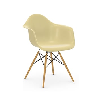 Eames Fiberglass Armchair DAW karmstol - parchment, lönnben - Vitra