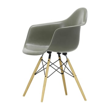 Eames Fiberglass Armchair DAW karmstol - raw umber, askben - Vitra