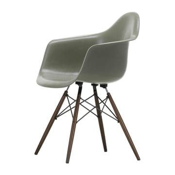 Eames Fiberglass Armchair DAW karmstol - raw umber, brunbetsade lönnben - Vitra