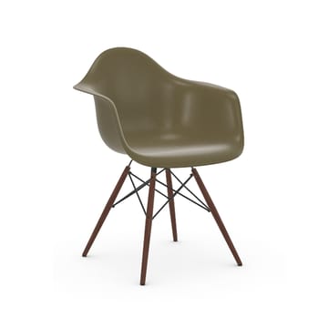 Eames Fiberglass Armchair DAW karmstol - raw umber, brunbetsade lönnben - Vitra