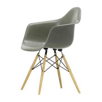 Eames Fiberglass Armchair DAW karmstol - raw umber, lönnben - Vitra