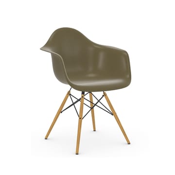 Eames Fiberglass Armchair DAW karmstol - raw umber, lönnben - Vitra