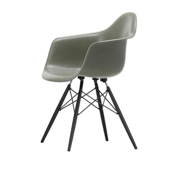 Eames Fiberglass Armchair DAW karmstol - Raw umber-svartbetsade lönnben - Vitra