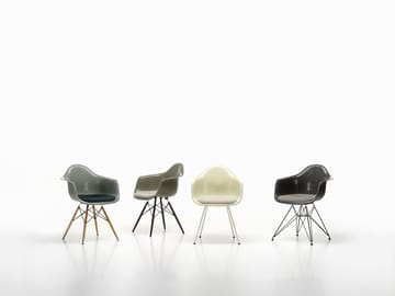 Eames Fiberglass Armchair DAW karmstol - Raw umber-svartbetsade lönnben - Vitra