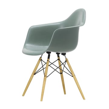 Eames Fiberglass Armchair DAW karmstol - sea foam green, lönnben - Vitra