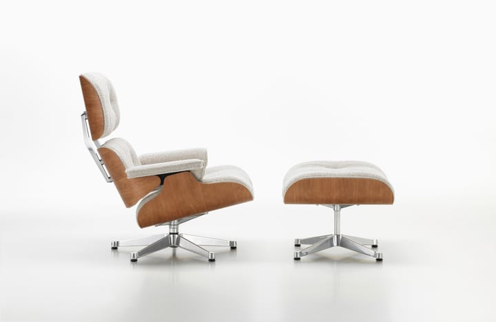 Eames Lounge Chair new dimension polerad krom, Cream/sand-american cherry Vitra