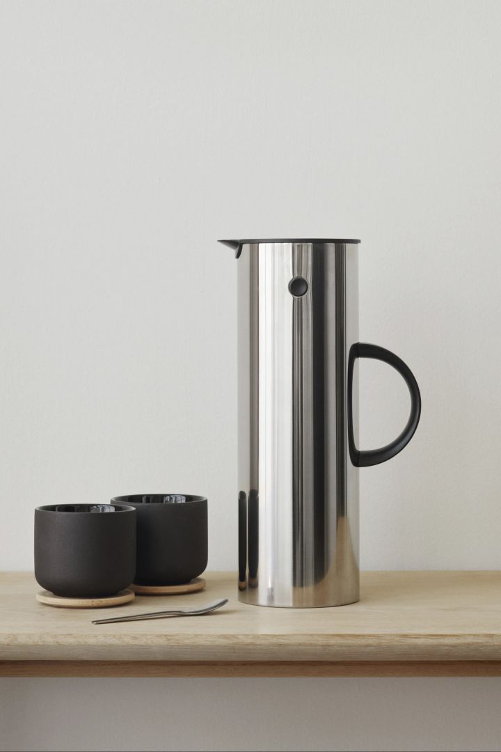 EM77 termoskanna från Stelton är ett utmärkt exempel på presenttips för den designintresserade och även ett säkert kort bland klassiska bröllopspresenter. 