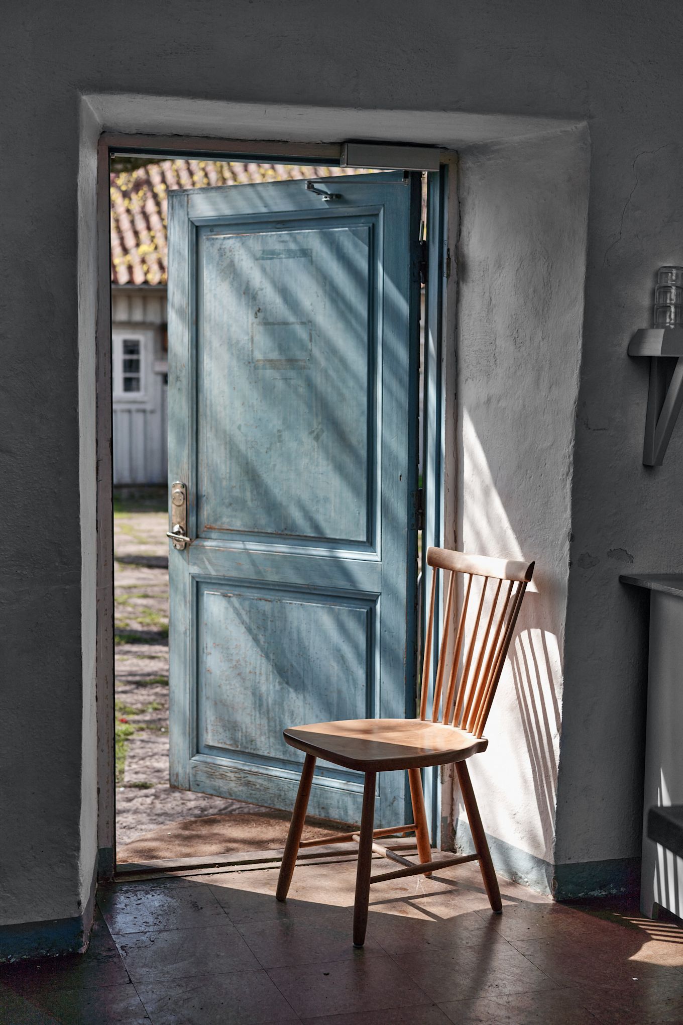 I Capellagårdens matsal står Carl Malmstens Lilla Åland-stolar uppradade med härlig patina.