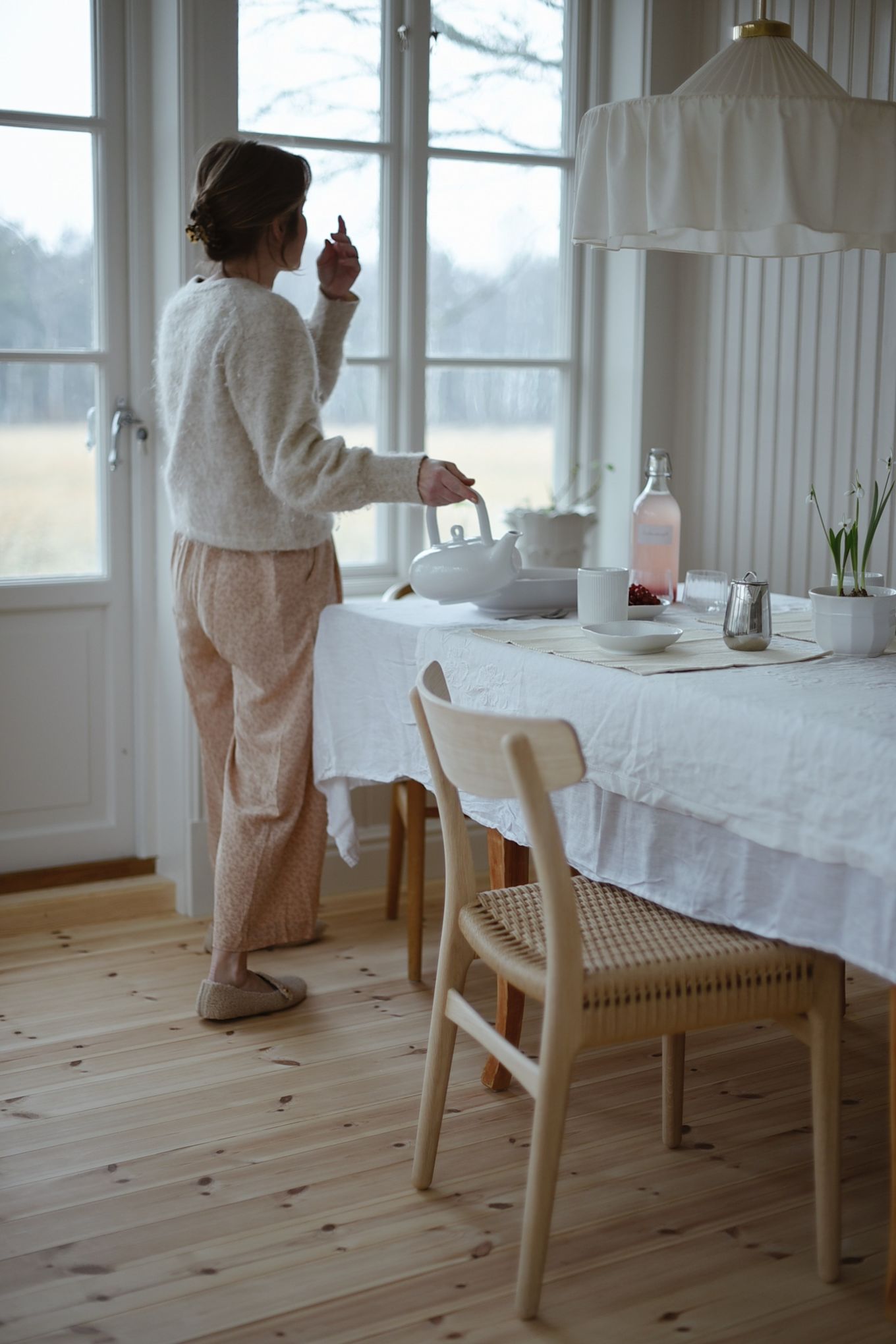 Hemma hos den digitala kreatören Julia Khouri blandas klassiska möbler med väl utvalda designklassiker. Här har Julia dukat med vitt Swedish Grace porslin på vit duk, glas från Georg Jensen och rostfri mjölkkanna. runt bordet står blandade CH23 & CH24-stolar.