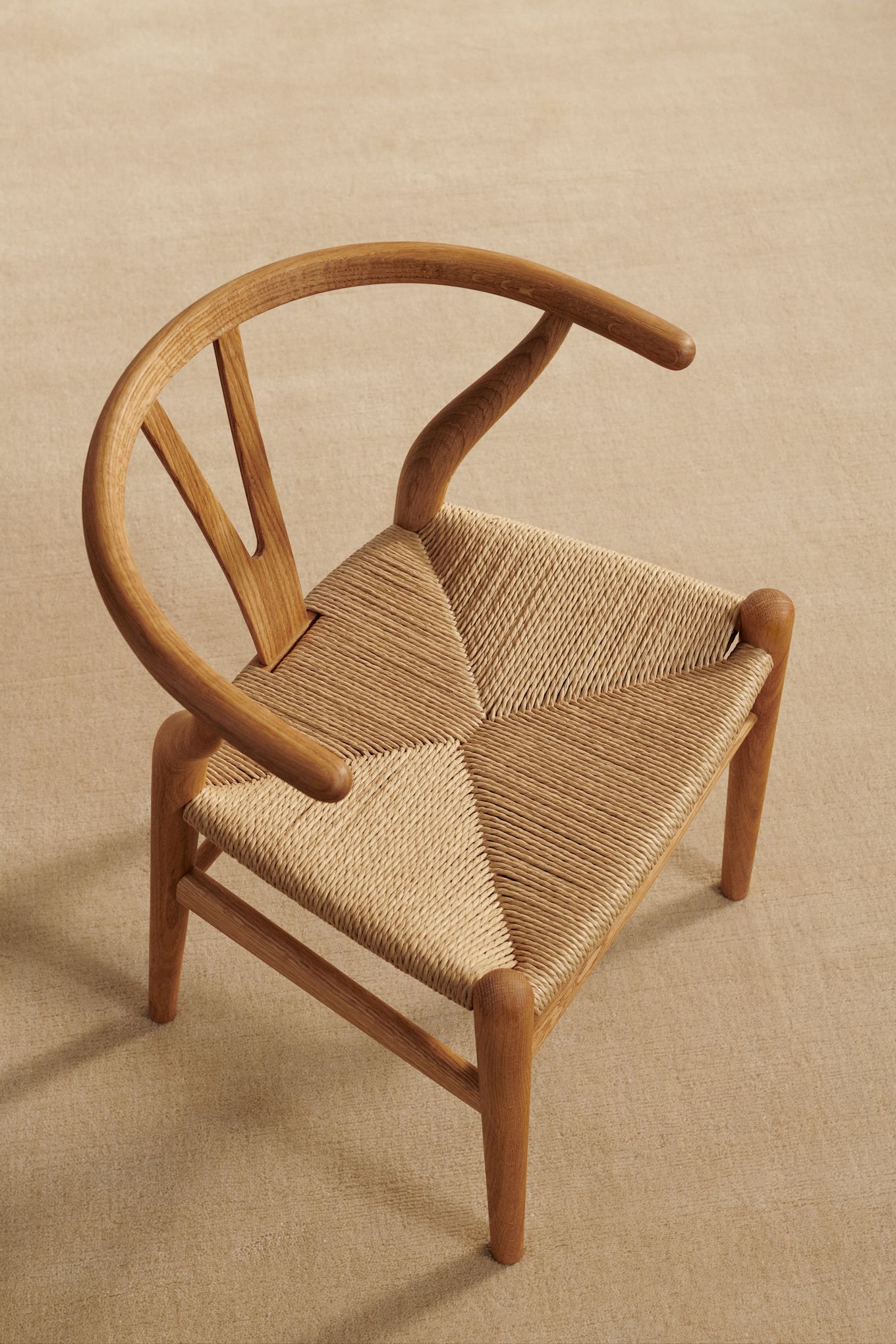 En av alla nya populära designstolar är CH24 barnstol från Carl Hansen & Son, tillverkad i oljad ek.