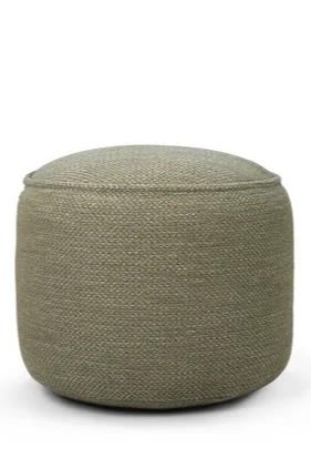 Donut outdoor pouf sittpuff från Ethnicraft är en sittpuff för utomhusbruk. en mjuk och skön sittplats som är som gjord för den lilla balkongen eller uteplatsen.