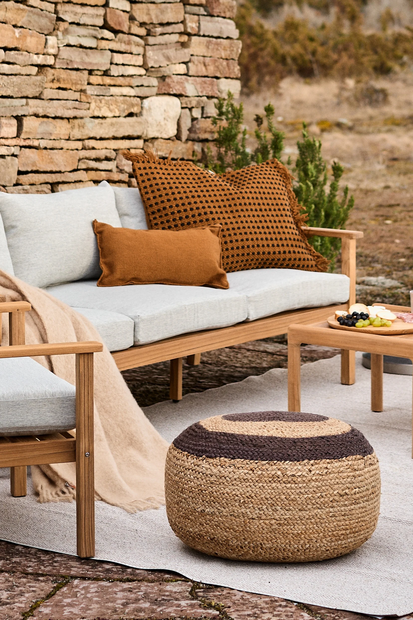 Sittpuff i jute från Marimekko, ett fint nedslag i din utomhusinredning.