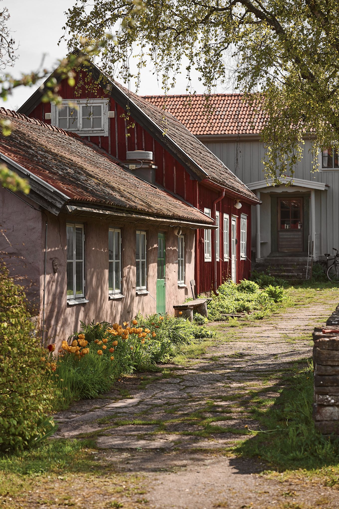 Capellagården är en storgård där alla byggnader är byggda runt en stor innergård av kalksten.