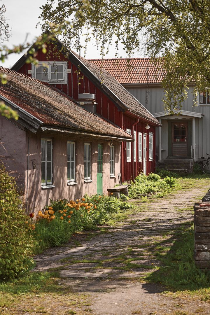 Capellagården är en storgård där alla byggnader är byggda runt en stor innergård av kalksten.