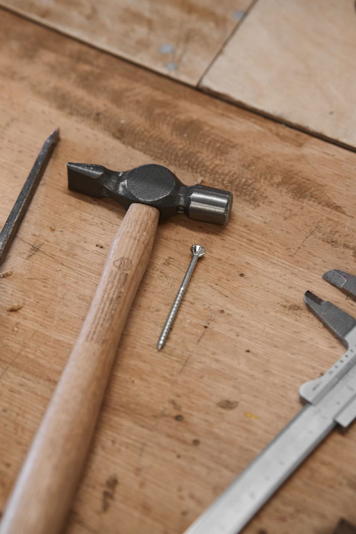 På Capellagården arbetar man utifrån handens intelligens, traditionella handverktyg är det som gäller första året under utbildningen för möbelsnickeri.