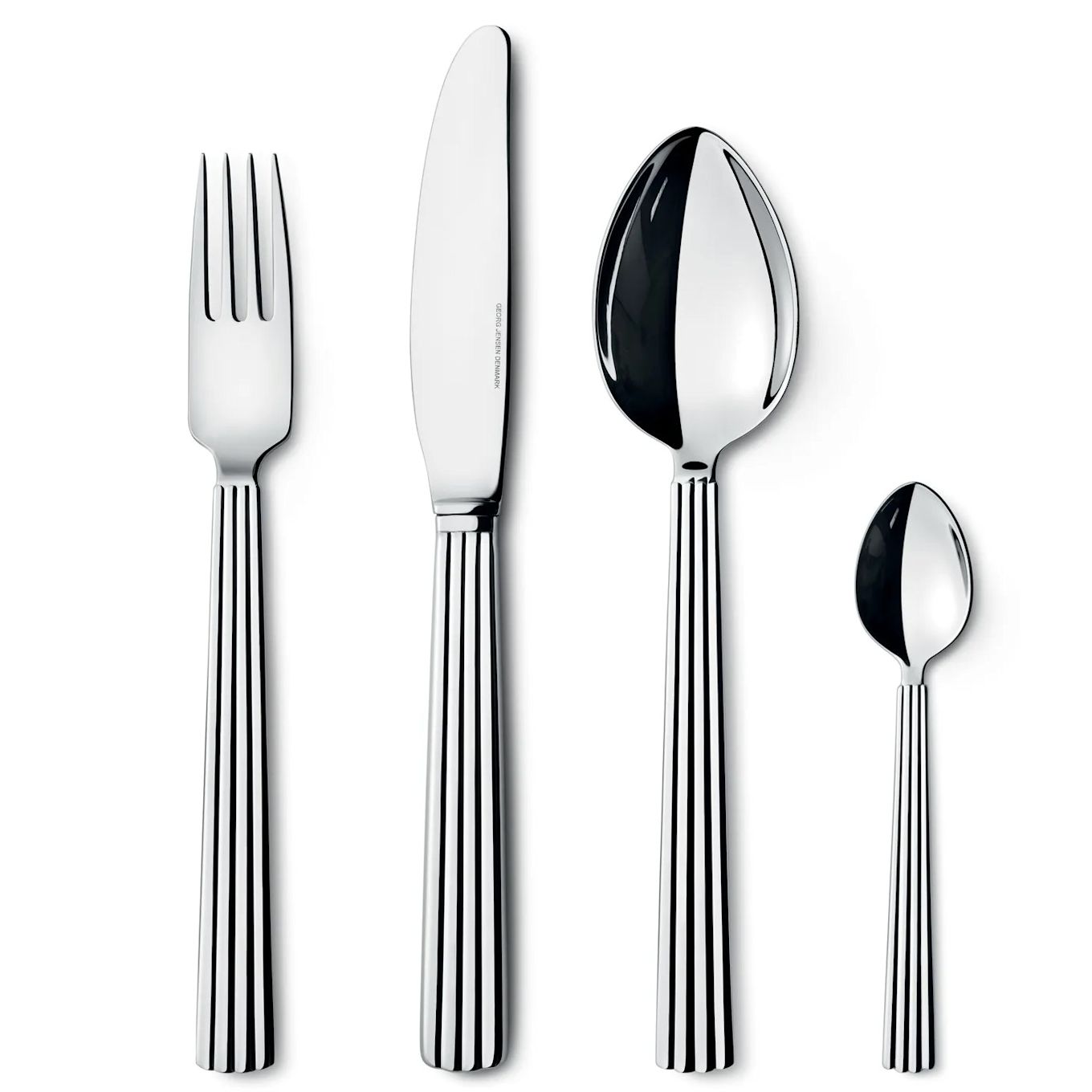 Bernadotte bestickset passar perfekt till den enkla nyårsdukningen men är även lika fina till vardags, de räfflade besticken i rostfritt stål kommer från Georg Jensen.