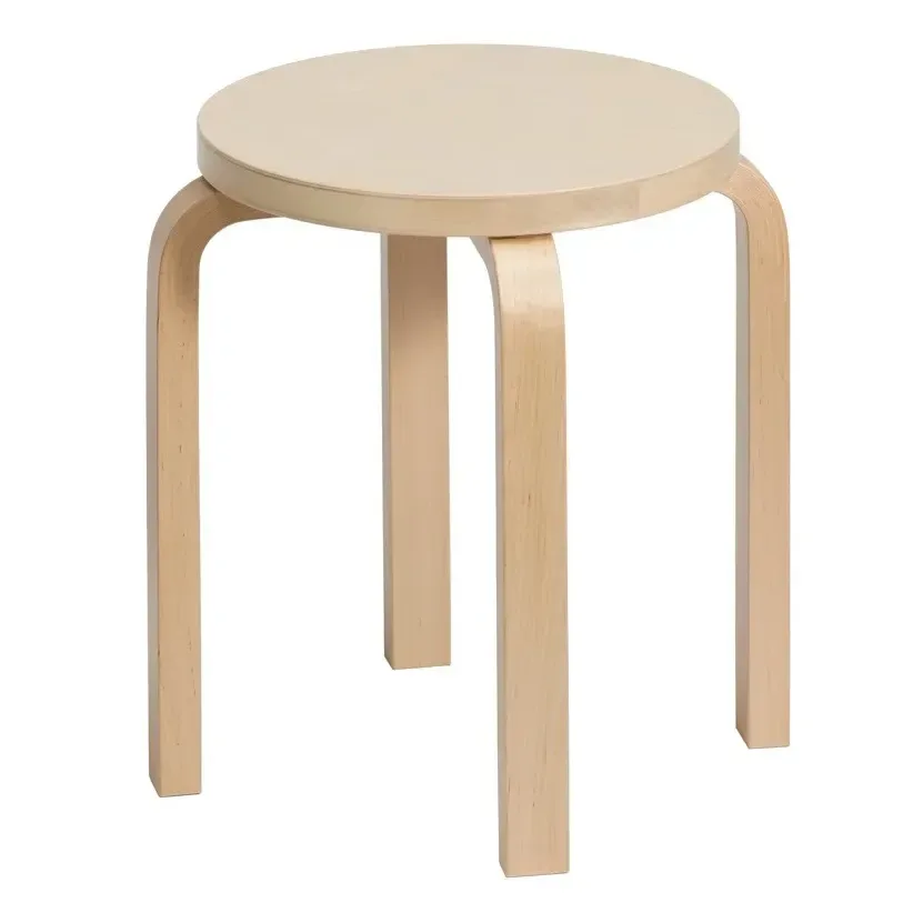 E60 pall av Alvar Aalto är perfekt att ha som extra sittplats om man är många, den är även stapelbar och tar minimalt med plats.