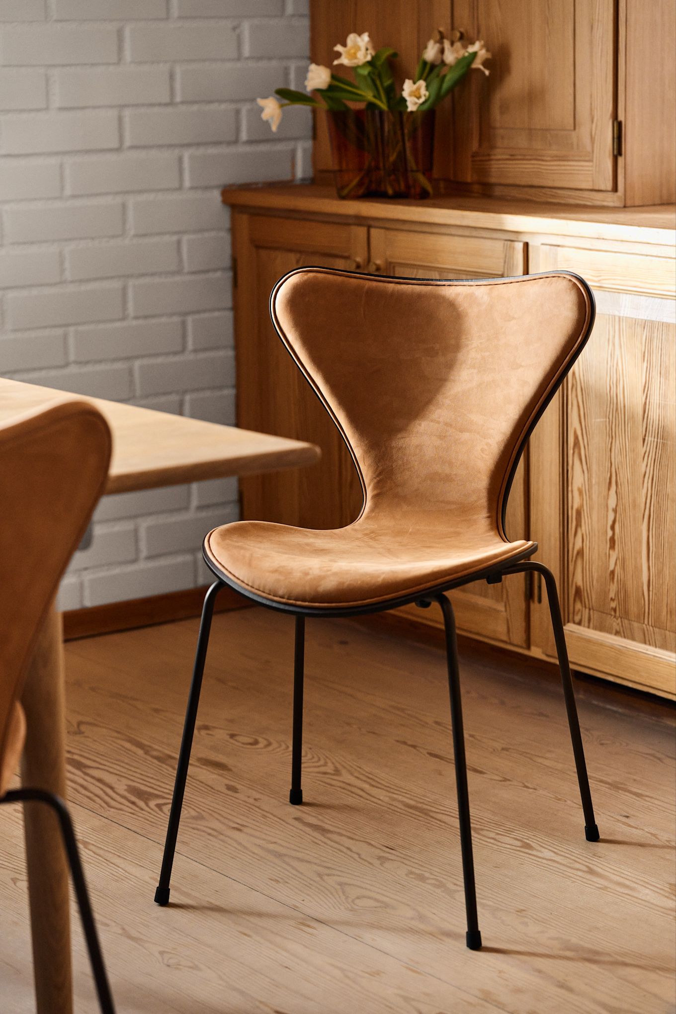 Sjuan stol med lädersits från Fritz Hansen är en riktig designklassiker bland stolar.