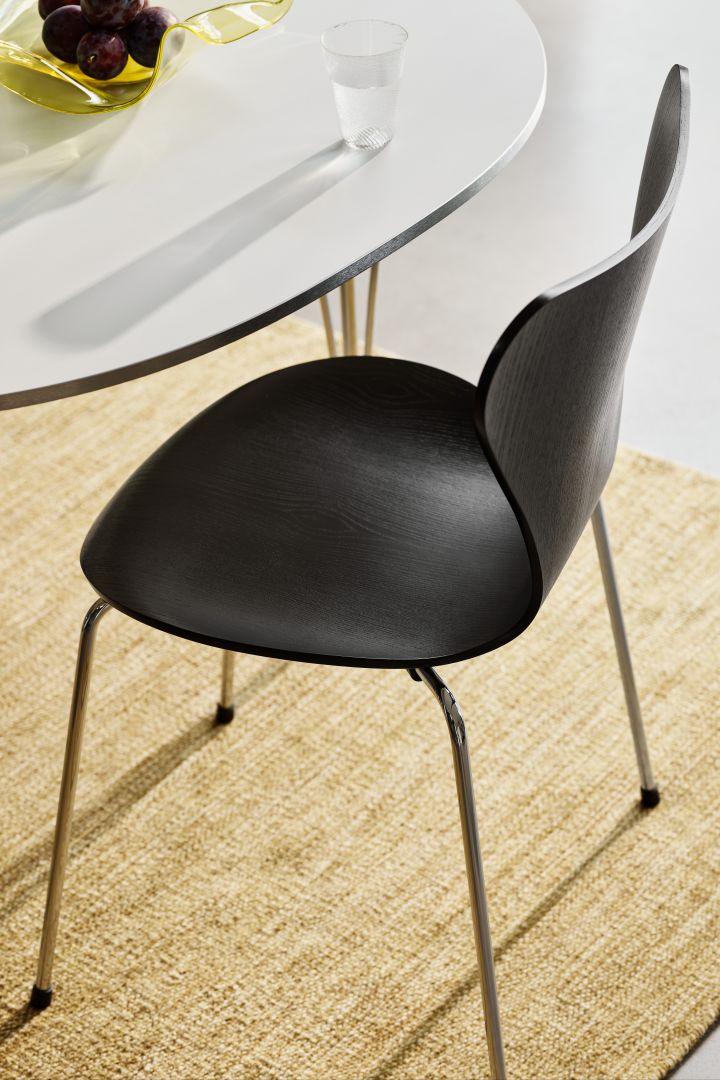 Sjuan stol från Fritz Hansen, formgiven av Arne Jacobsen finns i många utföranden och är en omtyckt variant bland populära designstolar här i svart fanér med stålben.