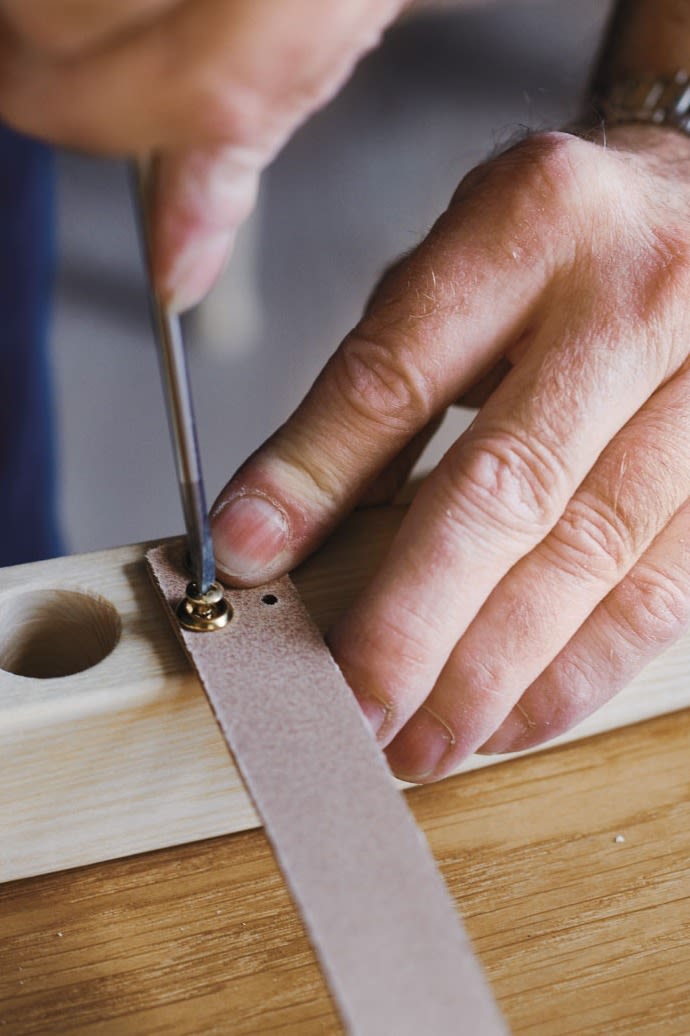 Tillverkning för hand av en Y-stol, CH24, från Hans J Wegner & Son. 