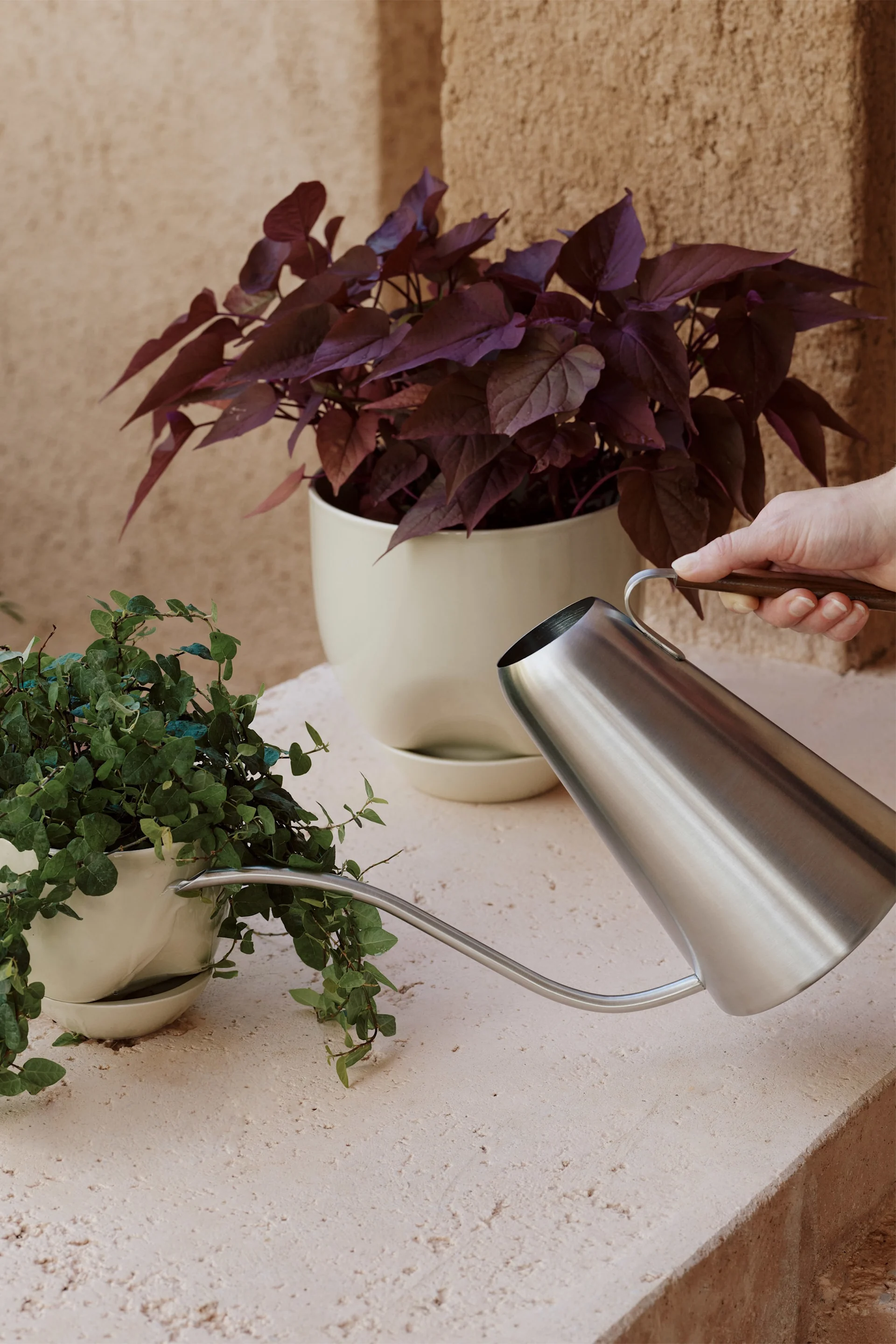 Hydrous vattenkanna från Menu är ett praktiskt trädgårdstillbehör som även är ett snyggt exempel på utomhusinredning som gärna får stå framme och förgylla en fin uteplats.