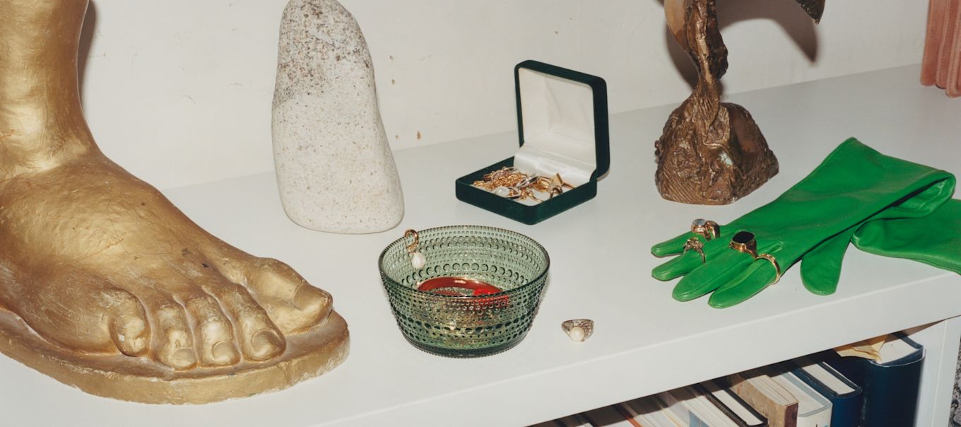 Iittala lanserar en ny och djärv designkostym med nytt uttryck och ny grafisk profil, här ett stilleben som kombinerar Kastehelmi skål med konstnärliga föremål.